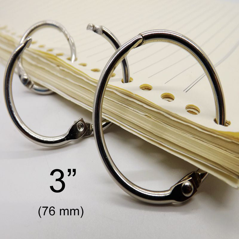 Argollas abatibles articuladas metálicas con bisagra de perno remachado en acabado niquelado (plateado). Medida de 76 mm de diámetro interior, ideal para carpetas, agendas, menús, publicaciones impresas, carteles colgantes y gráficos. Capacidad para almacenar 625 hojas. Argollas abatibles articuladas metálicas con bisagra de perno remachado en acabado niquelado (plateado). Medida de 76 mm de diámetro interior, ideal para carpetas, agendas, menús, publicaciones impresas, carteles colgantes y gráficos. Capacidad para almacenar 625 hojas.